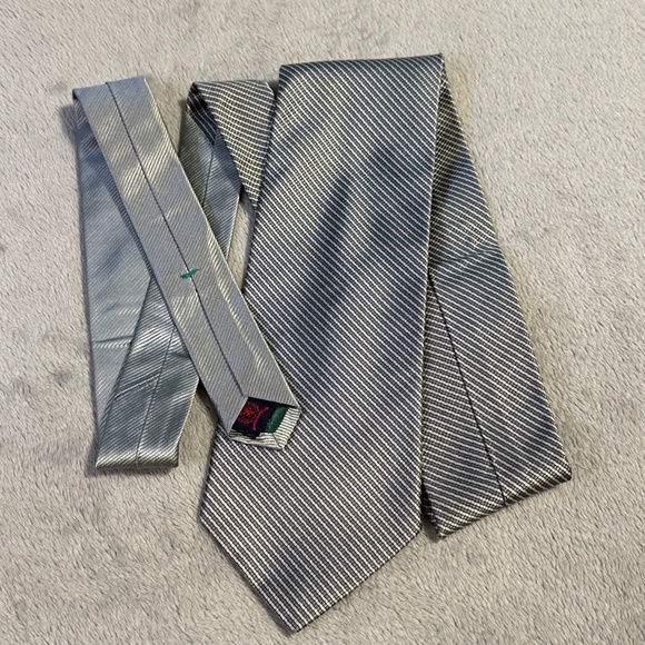 TOMMY HILFIGER Stripe Pattern Silver Gray 100% Silk Neck Tie Made in USA Classic - Picture 1 of 6